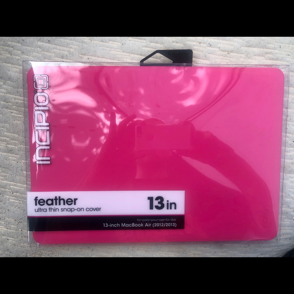 ULTRA-THIN SNAP-ON CASE
MACBOOK PRO 13IN